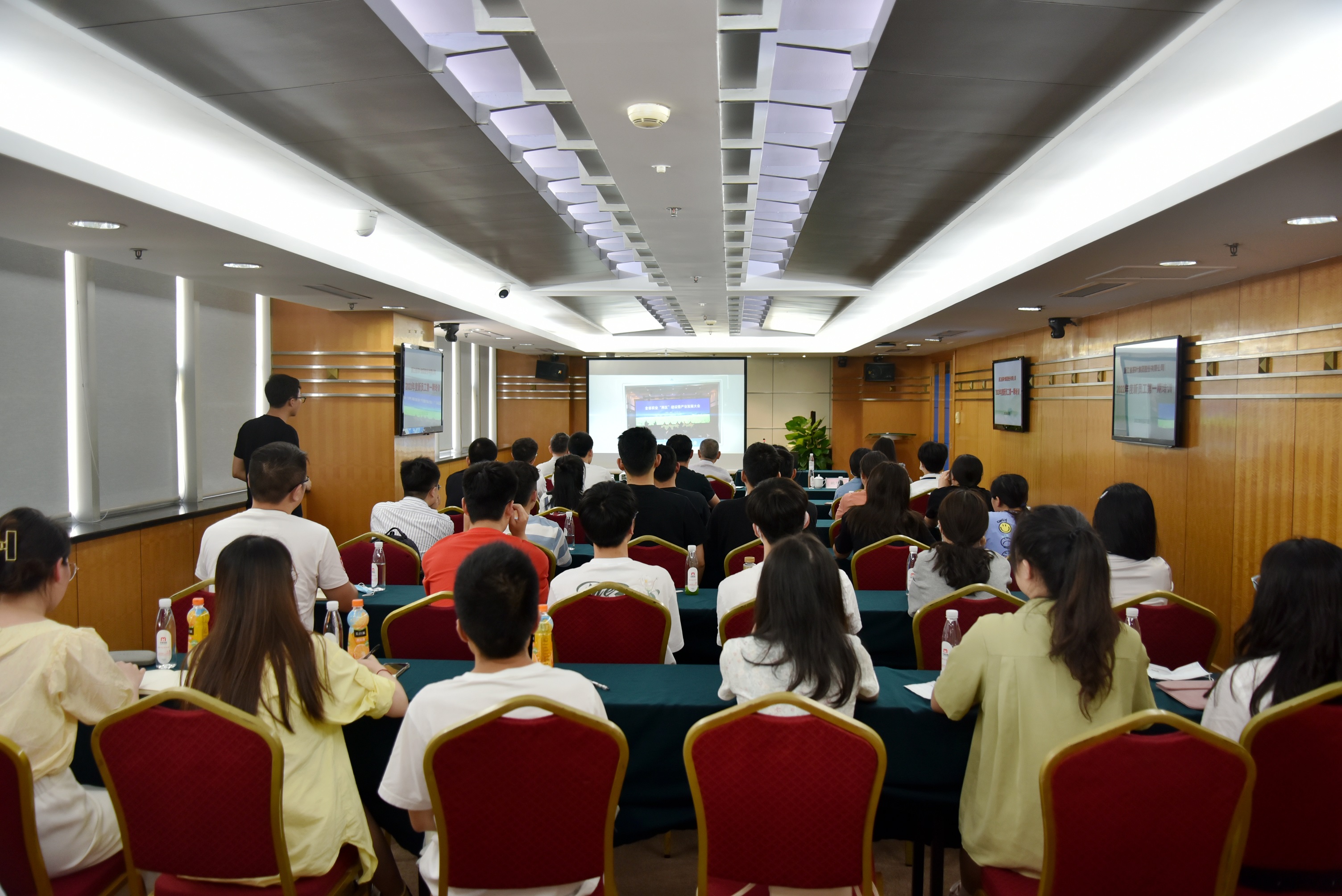 以梦为马，不负韶华——华亿(中国)一站式服务平台2022年度新员工第一期培训活动圆满结束