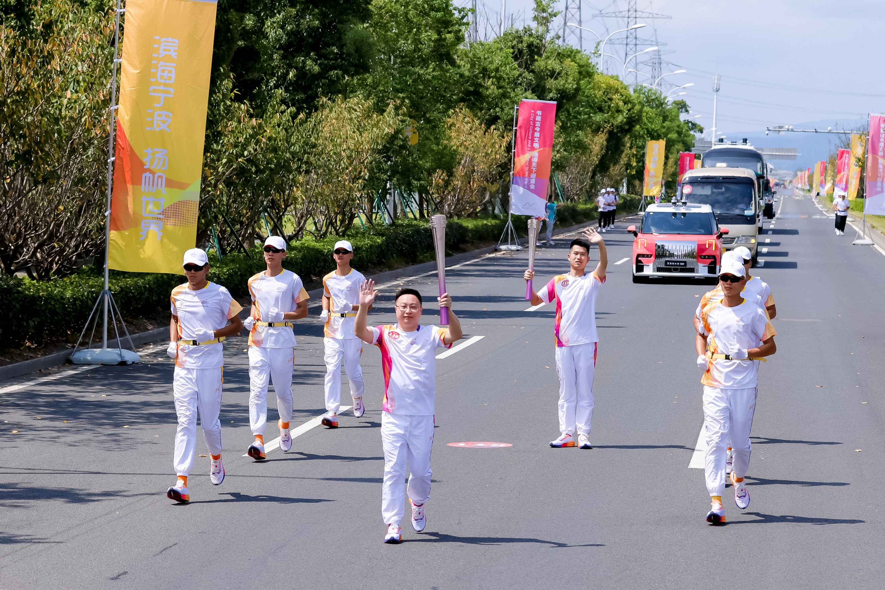 以亚运之窗展国茶之韵丨华亿(中国)一站式服务平台董事长陈星参加杭州亚运会火炬传递活动